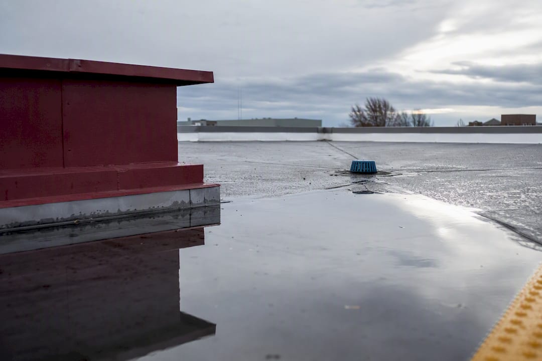 You are currently viewing 48-Hour Rule: Flat Roof Ponding Water for Owners & Managers