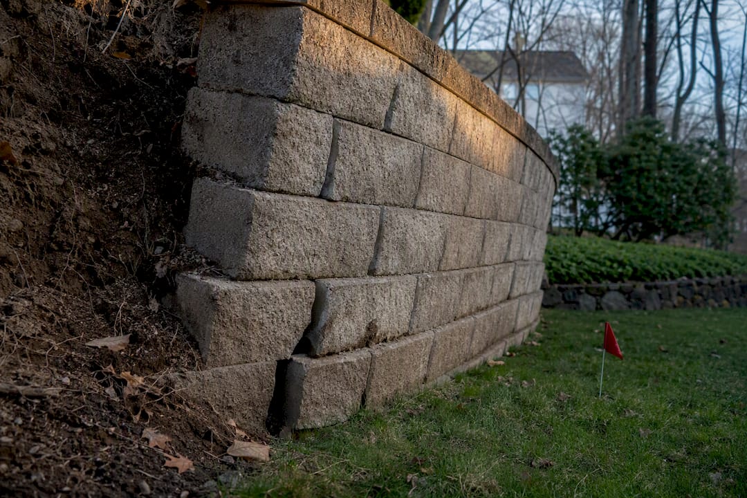 Read more about the article Pro Tested 10 Minute Retaining Wall Failure Signs Check for Homeowners